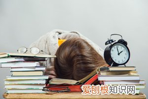 女生小時(shí)候胸大有自卑感怎么辦 ，女孩會(huì)因?yàn)樾匦∽员皢?
onload=