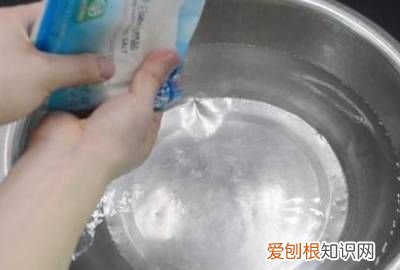 塑料拖鞋怎么洗跟新买的一样 ,拖鞋穿久了脚臭味怎么去除?