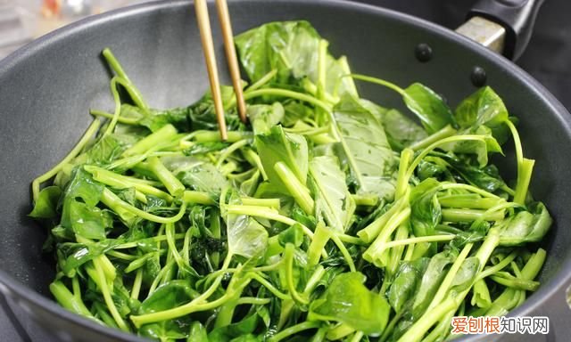 炒菜时应该什么时候放盐 ，炒菜时,什么时候放盐合适?？