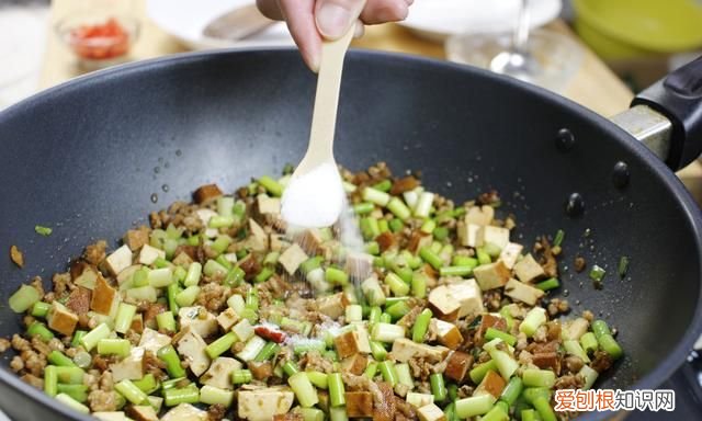 炒菜时应该什么时候放盐 ，炒菜时,什么时候放盐合适?？