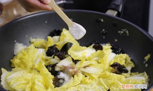 炒菜时应该什么时候放盐 ，炒菜时,什么时候放盐合适?？