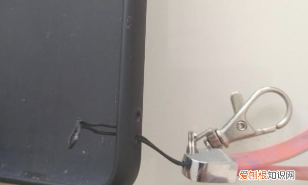 手机壳吊带怎么绑，买手机壳送的挂绳怎么用