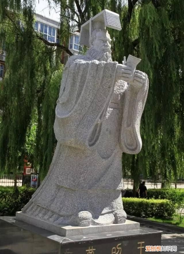 燕昭王是谁 ，燕昭王究竟怎样求士,它给予我们的启迪是什么?？