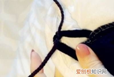 被套里面的绳子怎么绑的视频教程 ，被套角里的两根绳子怎么固定被子？