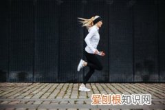 女生练普拉提还是瑜伽好呢 ，女生练瑜伽好还是普拉提好