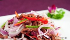 洋葱炒牛肉怎么炒，洋葱青椒炒牛肉教程