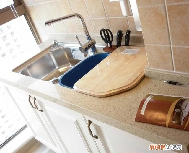 厨房纱窗用什么清洗 ，厨房里的纱窗怎么清洗？