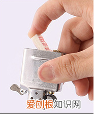 zippo打火机怎么加油，打火机如何加专用油