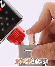 zippo打火机怎么加油，打火机如何加专用油