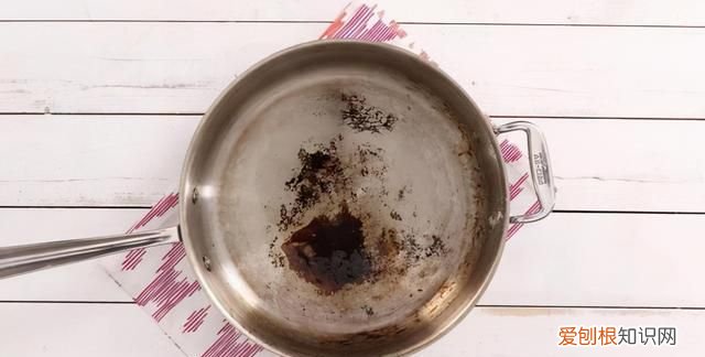 炒菜锅锅底又黑又脏妙招