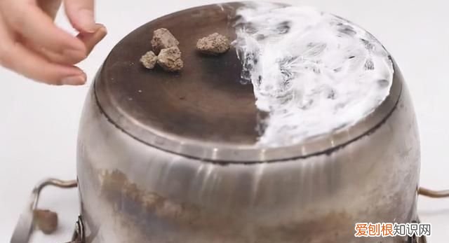 炒菜锅锅底又黑又脏妙招
