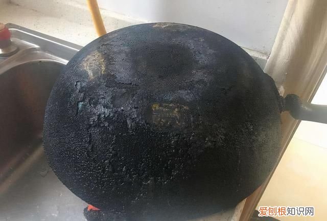 炒菜锅锅底又黑又脏妙招