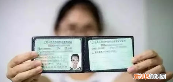 驾驶证正本相片还盖章，驾驶证照片是报名的时候交的照片吗
