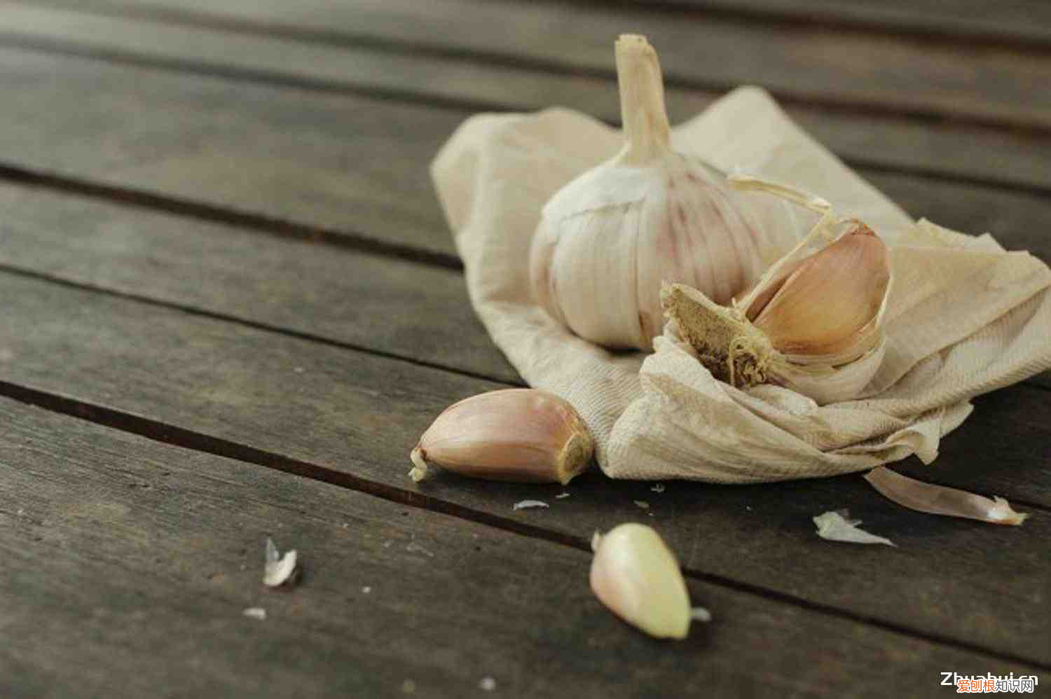 大蒜叶子发黄是怎么回事用什么药好，大蒜叶子发黄怎么回事，怎么办？