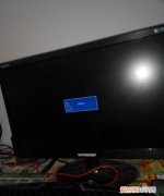 电脑开机显示无信号然后黑屏，电脑突然黑屏显示无信号是怎么回事