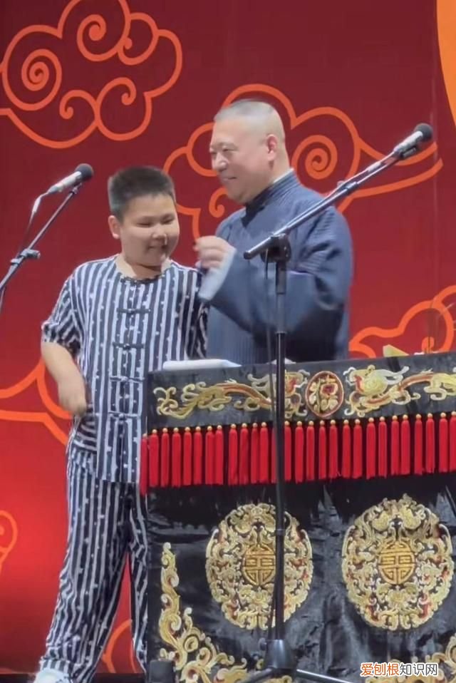 郭德纲携小儿子露面！8岁安迪身高瞩目撞脸于谦，全家已定居天津
