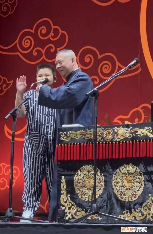 郭德纲携小儿子露面！8岁安迪身高瞩目撞脸于谦，全家已定居天津