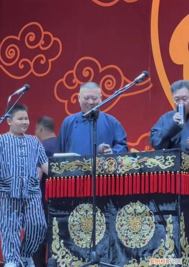 郭德纲携小儿子露面！8岁安迪身高瞩目撞脸于谦，全家已定居天津