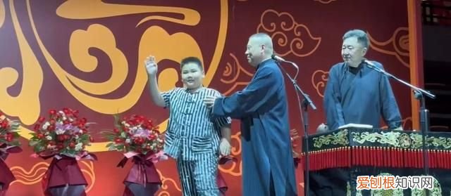 郭德纲携小儿子露面！8岁安迪身高瞩目撞脸于谦，全家已定居天津