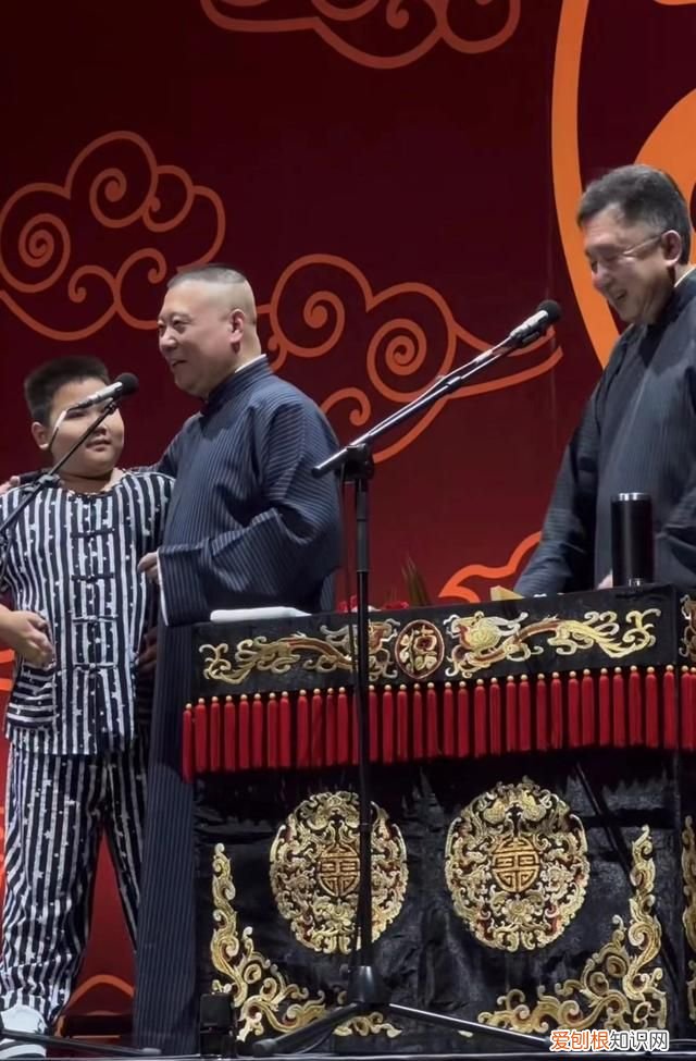 郭德纲携小儿子露面！8岁安迪身高瞩目撞脸于谦，全家已定居天津