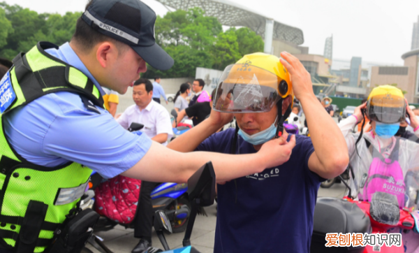 又要威又要戴头盔，钓鱼戴头盔是什么梗