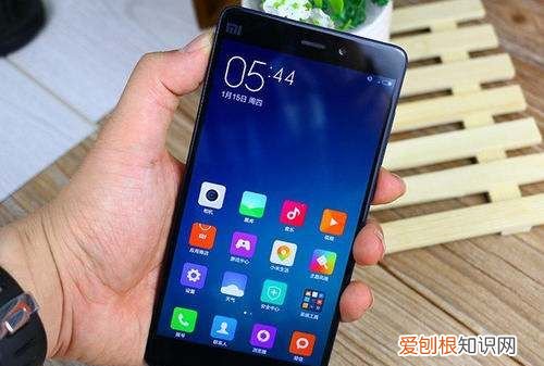 小米11pro充电断断续续，小米手机充电反复断开