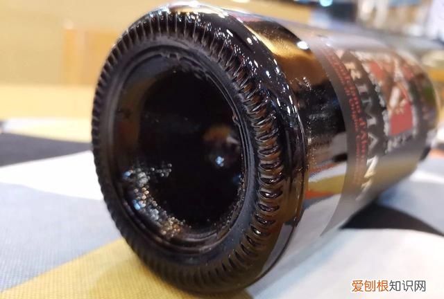 为什么红酒的酒瓶底部是凹槽的原因