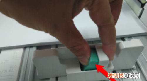 打印机卡纸怎么拿出来，打印机卡纸了怎么弄出来视频