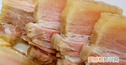 腌笃鲜的咸肉要焯水，本帮菜腌笃鲜的做法