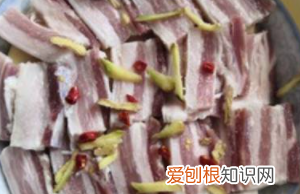 腌笃鲜的咸肉要焯水，本帮菜腌笃鲜的做法