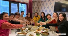 来吧朋友干杯是什么歌，朋友们一起来干杯什么歌