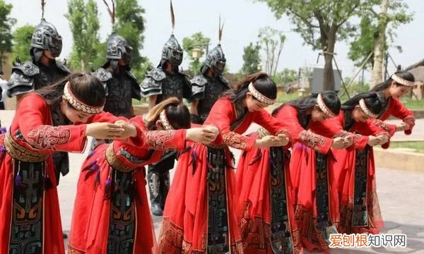 拱手礼哪只手在外，拱手而立 男子拱手时应该哪只手在外