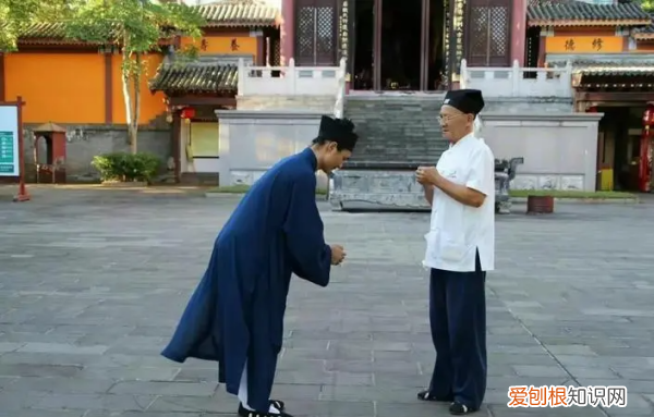 拱手礼哪只手在外,拱手而立 男子拱手时应该哪只手在外