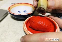 书法的印章是自己刻的，书法印章是要刻自己的名字的吗