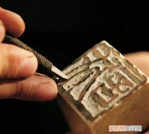 书法的印章是自己刻的，书法印章是要刻自己的名字的吗