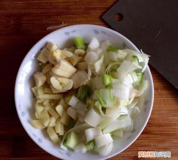 东北红烧鲤鱼的家常做法，红烧鲤鱼怎么做好吃又简单家常的