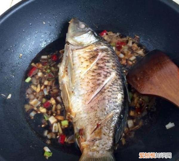 东北红烧鲤鱼的家常做法，红烧鲤鱼怎么做好吃又简单家常的