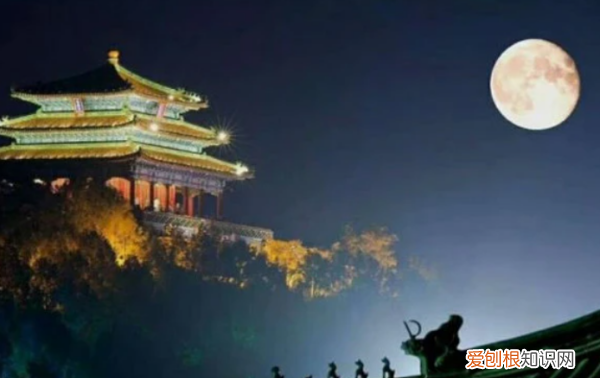 低绮户是什么意思，转朱阁低绮户的低是什么意思