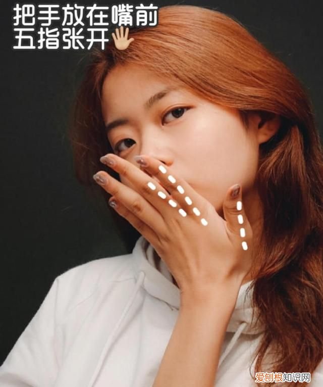 挡脸自拍,8个拍照手势比起来,显脸小又好看吗