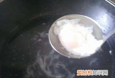 煮荷包蛋不起泡沫不撒的方法，荷包蛋怎么煮才不散又快又不粘锅