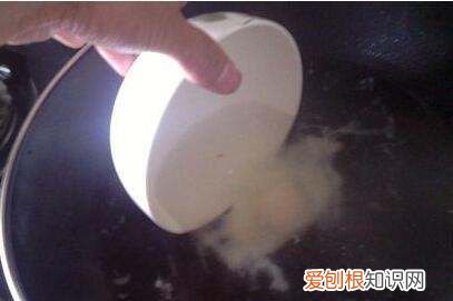 煮荷包蛋不起泡沫不撒的方法，荷包蛋怎么煮才不散又快又不粘锅