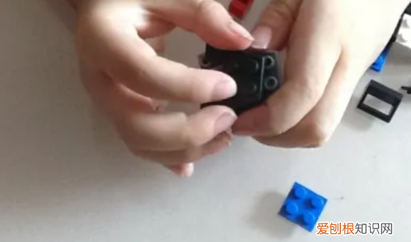 小颗粒积木拼装教程视频，如何完成微小颗粒积木的拼装