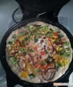 用双面电饼铛可以做披萨饼，电饼铛做披萨需要盖上盖子吗