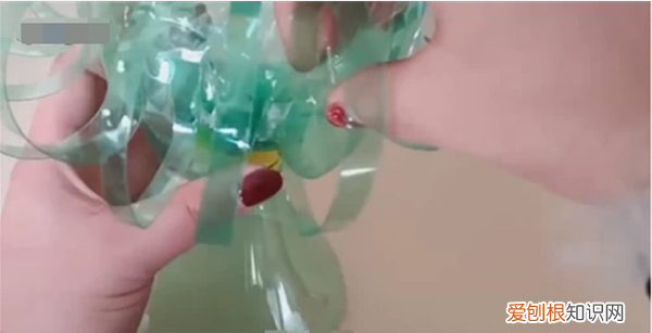 雪碧瓶怎么做东西，怎么DIY雪碧瓶做花篮