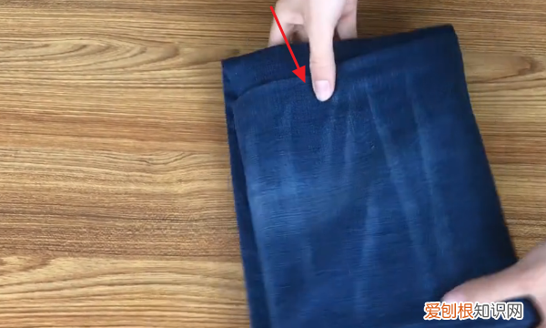裤子的收纳方法，折叠裤子的简易方法