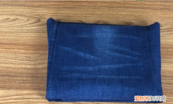 裤子的收纳方法，折叠裤子的简易方法