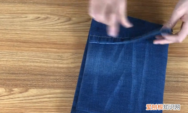 裤子的收纳方法，折叠裤子的简易方法
