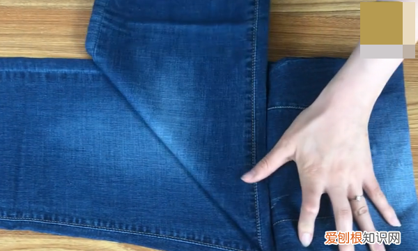 裤子的收纳方法，折叠裤子的简易方法