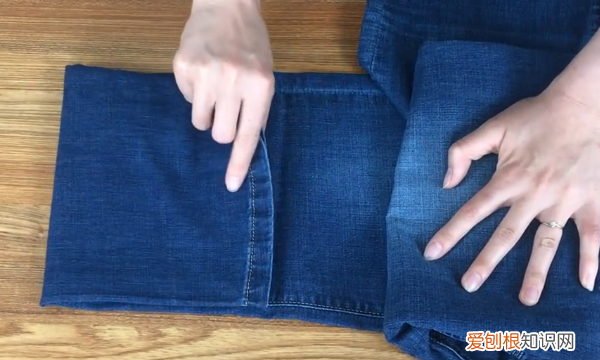 裤子的收纳方法，折叠裤子的简易方法