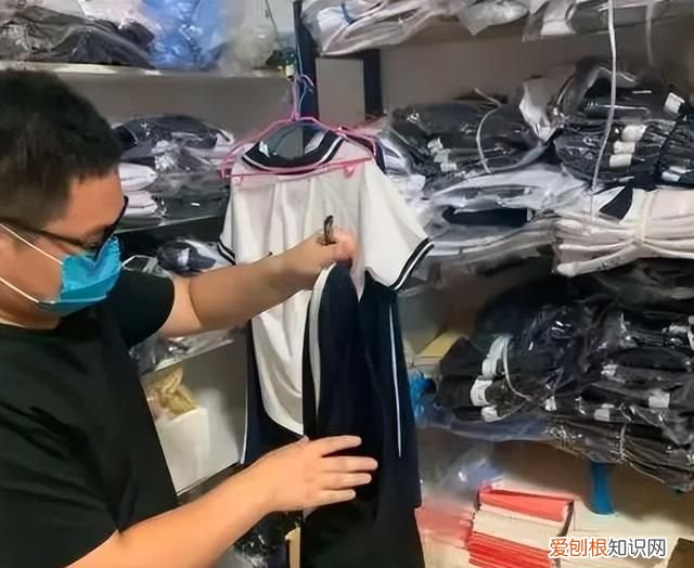 江西哪所学校强制购买2300元校服